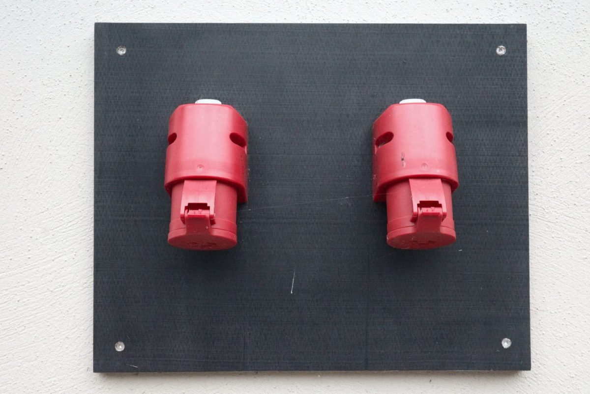 Wall-mounted solar inverter with clearance around the heat sink for airflow