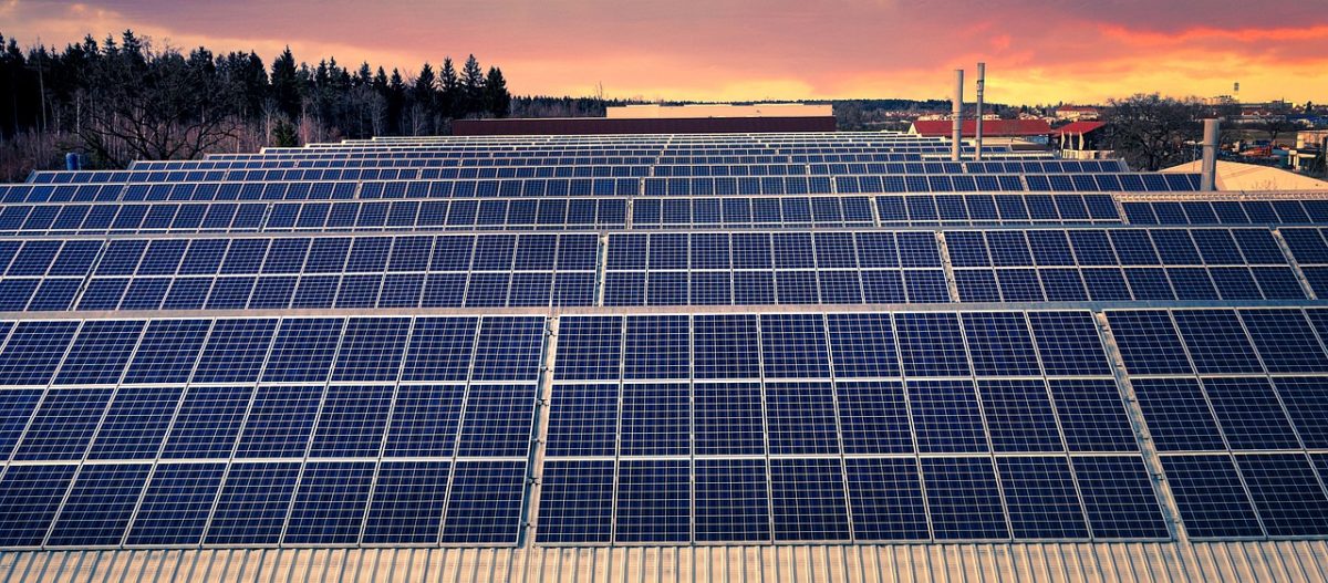 Rooftop solar array on an Indian home exporting surplus power to the grid